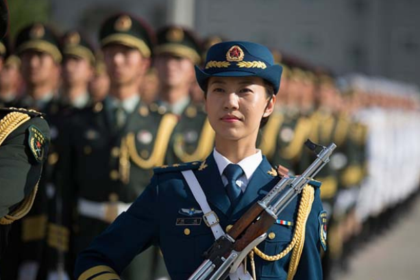 中国女兵的荣誉与梦想，中国女兵的荣誉与梦想，巾帼英雄展风采