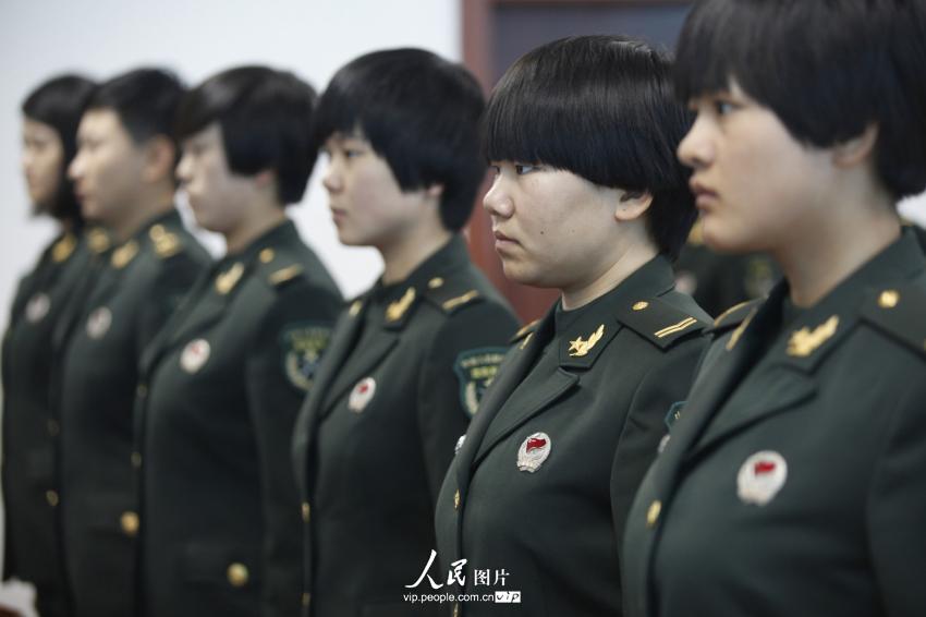 北京军区女兵图片，展现新时代巾帼英雄的风采，北京军区女兵风采，新时代巾帼英雄展现风采的图片展示
