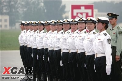 阅兵方阵最前面两个人的军衔，解读荣誉与责任，阅兵方阵最前二人军衔，荣誉与责任的象征