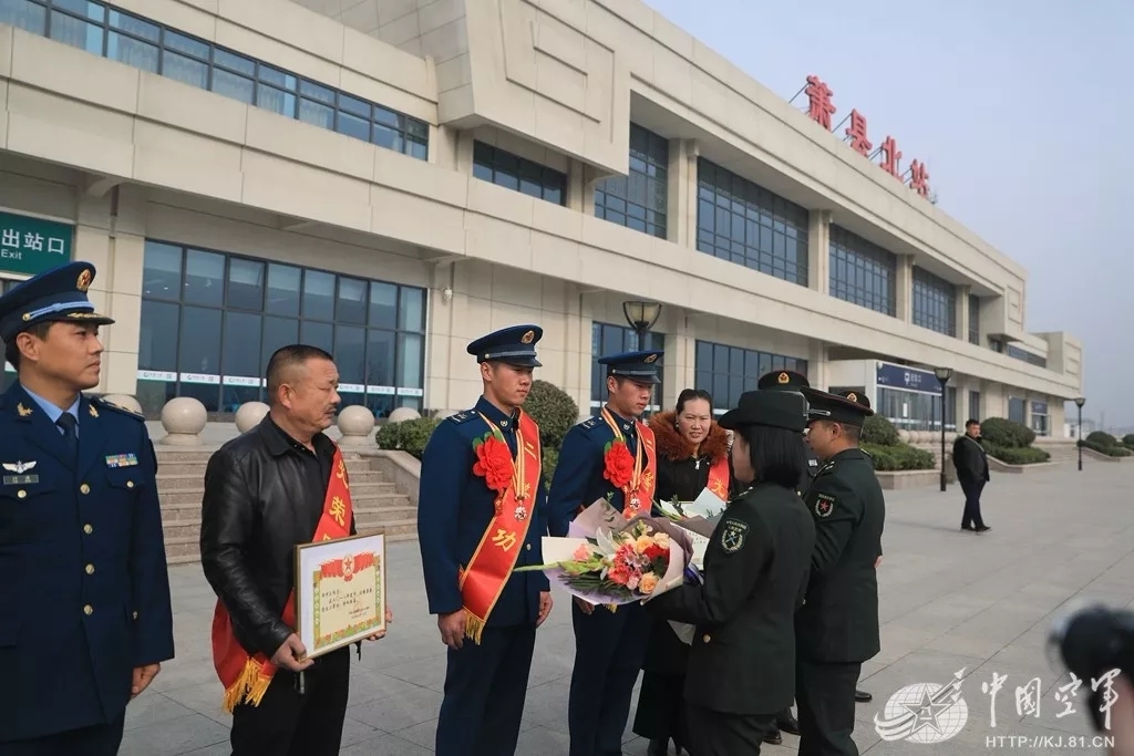 盛建忠旅长机场迎接二位英雄,盛建忠旅长机场热烈欢迎两位英雄归来