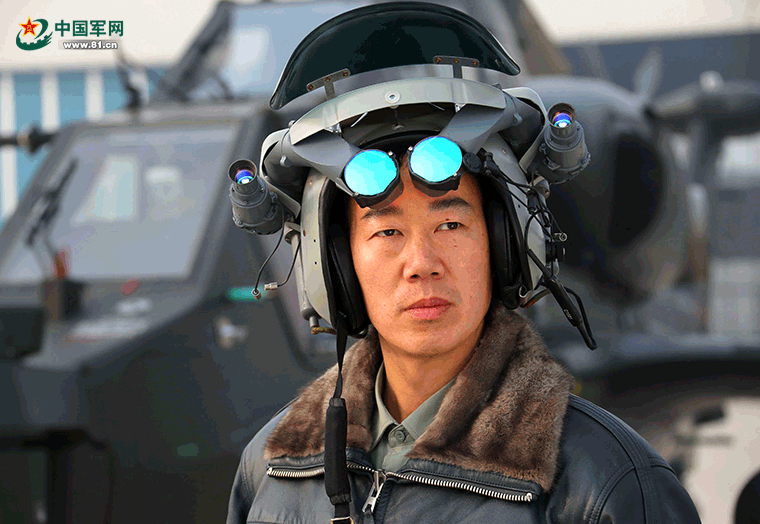 盛建忠旅长机场迎接二位英雄,盛建忠旅长机场热烈欢迎两位英雄归来