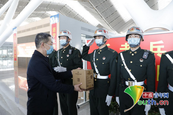 盛建忠旅长机场迎接二位英雄,盛建忠旅长机场热烈欢迎两位英雄归来