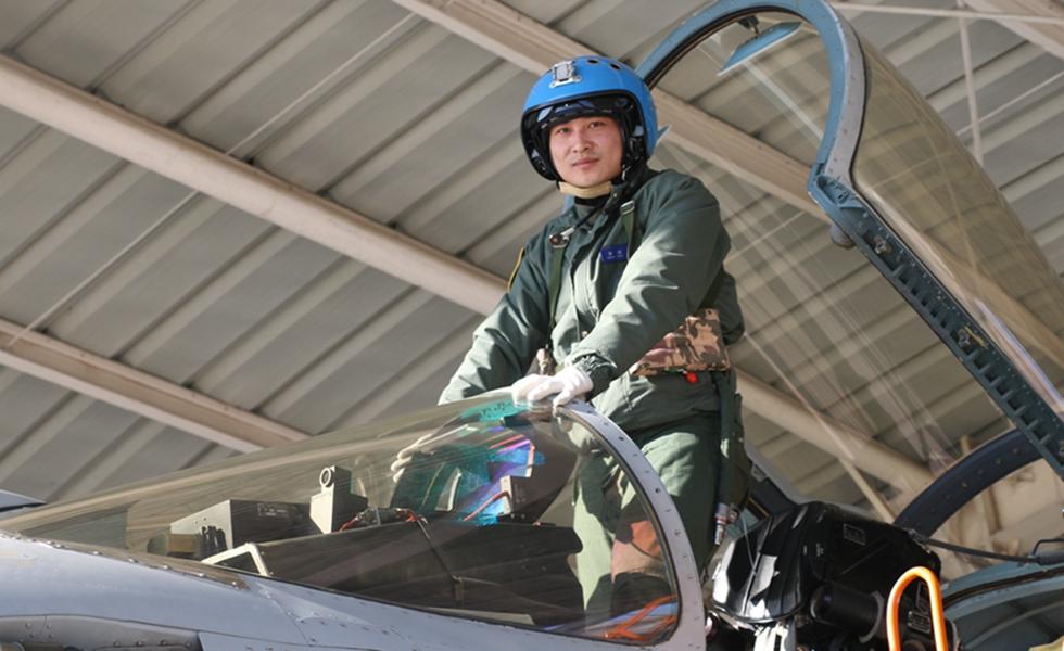 空军十五军都要跳伞吗？——对空军跳伞训练与任务的深度解析，空军跳伞训练与任务的深度解析，并非所有空军十五军成员都要跳伞