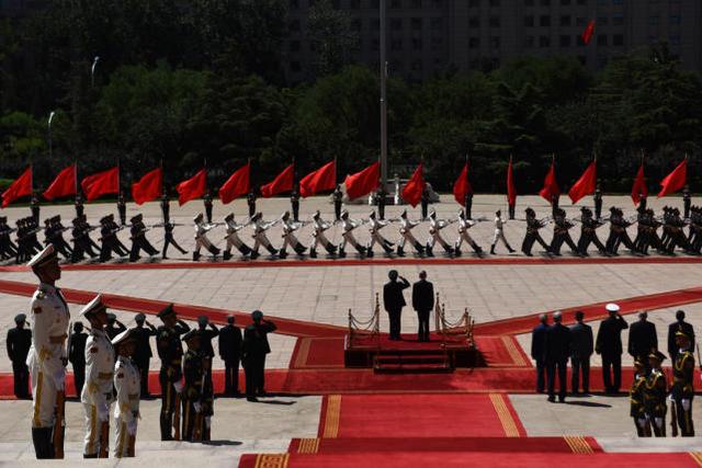 三军仪仗队标兵就位，荣耀与责任的象征，三军仪仗队标兵就位，荣耀与责任的交汇