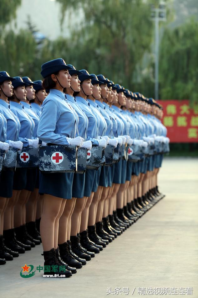 白求恩医疗方队的女兵们前往集结地点，英勇无畏，医者仁心，白求恩医疗方队女兵医者仁心，英勇无畏赴集结地