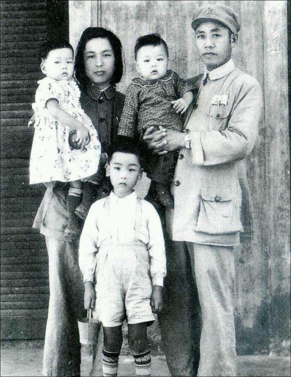 航空母舰的舰长,军衔与职责,航空母舰舰长,军衔、职责与权力之巅