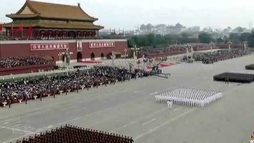 阅兵方队走过天安门，每一步的荣耀与辉煌，阅兵方队荣耀步伐，天安门下的辉煌瞬间