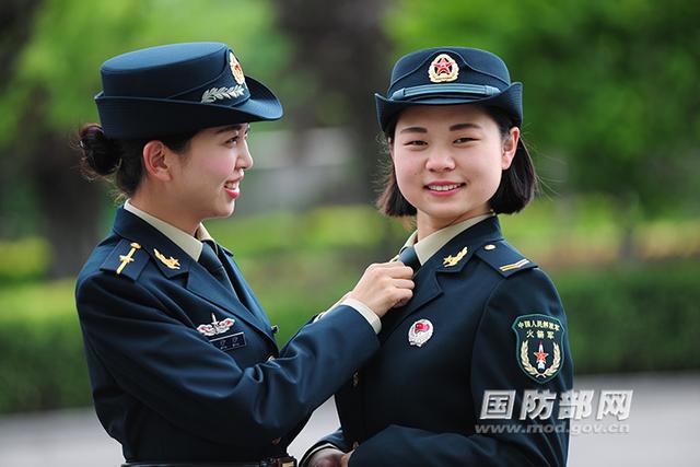 中国火箭军军服图片，展现力量与荣耀的象征，中国火箭军军服展示力量与荣耀，军装风采尽显雄壮英姿