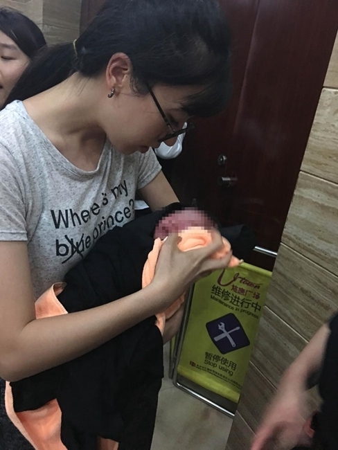 白姐王中王六肖选一，命运之轮的选择与人生智慧，白姐王中王六肖选一，命运之轮的选择与智慧人生揭秘