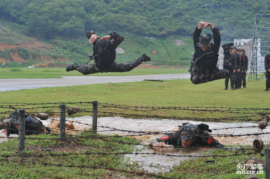 中国武警陆军女兵，展现新时代巾帼英雄风采，中国武警陆军女兵，新时代巾帼英雄的风采