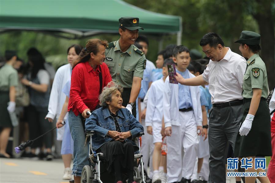 中国人民解放军的军旗，荣耀与象征，中国人民解放军军旗，荣耀与力量的象征