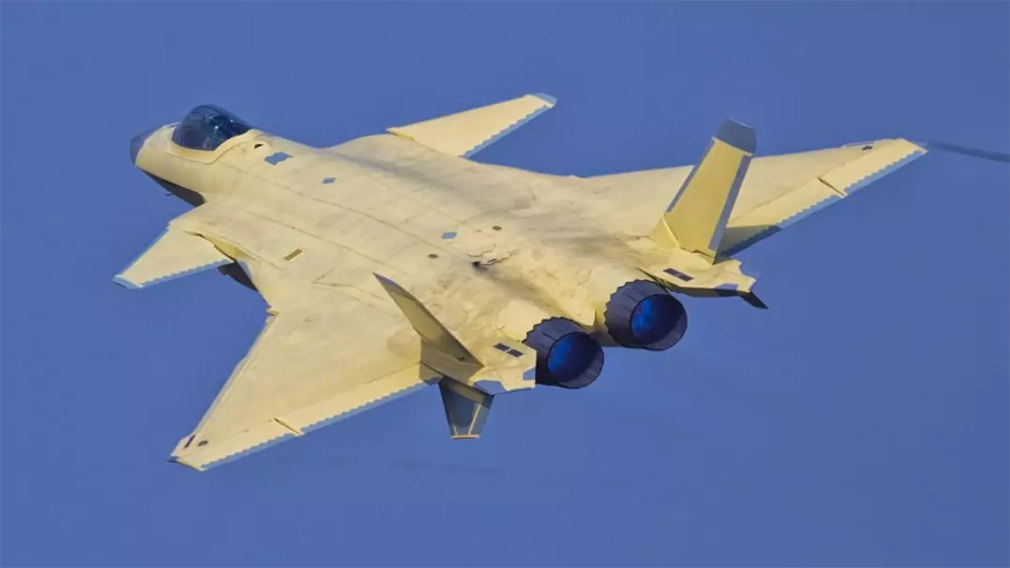现代战舰，F-22与歼-20，究竟谁更厉害？，现代战舰对决，F-22与歼-20，谁主沉浮？