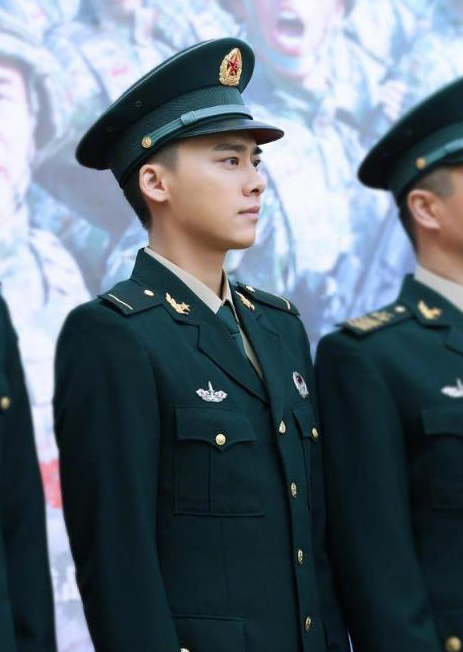 火箭军军服与陆军军服对比研究，火箭军与陆军军服对比研究分析