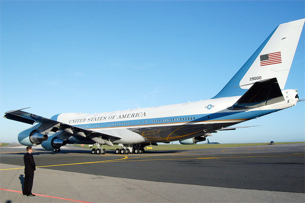 美国大片空军一号的震撼与启示，空军一号，美国大片的震撼与启示