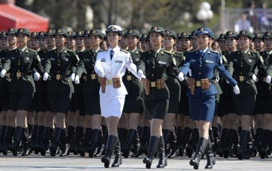 女兵列队表演，展现力量与荣耀的时刻，女兵列队表演，力量与荣耀的展现