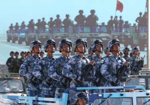 电视上观香港阅兵，历史与现代的交融展现，香港阅兵盛典，历史与现代的完美交融展现
