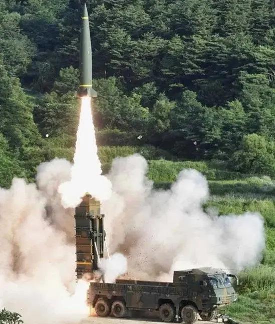 白杨M导弹发射现场纪实，白杨M导弹发射现场实录，见证震撼瞬间