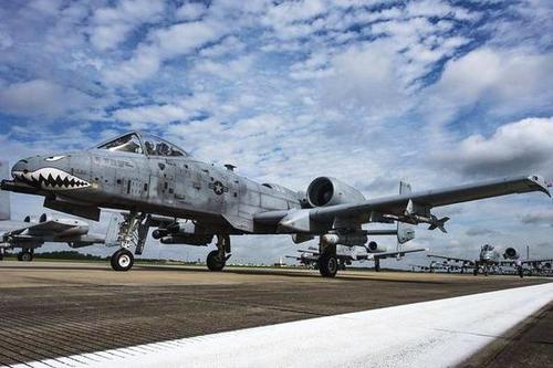 A-10攻击机对地打击的威力与战略价值，A-10攻击机的对地打击威力与战略意义