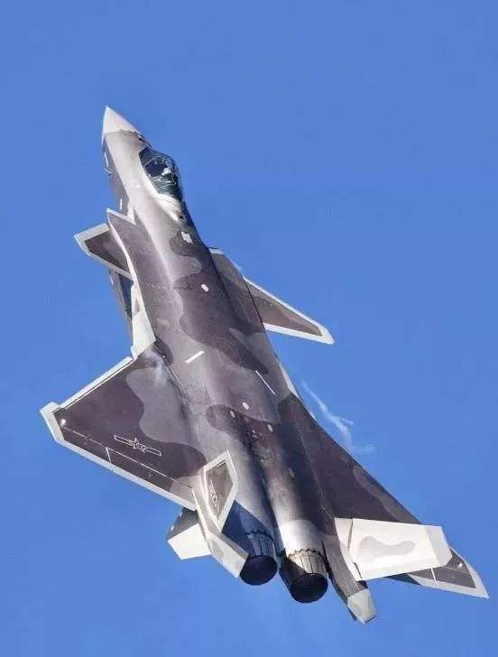 中国最新歼击机歼20，展翅高飞，展现空中霸主风采，歼-20空中霸主风采，中国最新歼击机展翅高飞