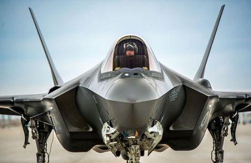 歼-10与F-22，谁更胜一筹？，歼-10与F-22性能对比，谁在空中更胜一筹？