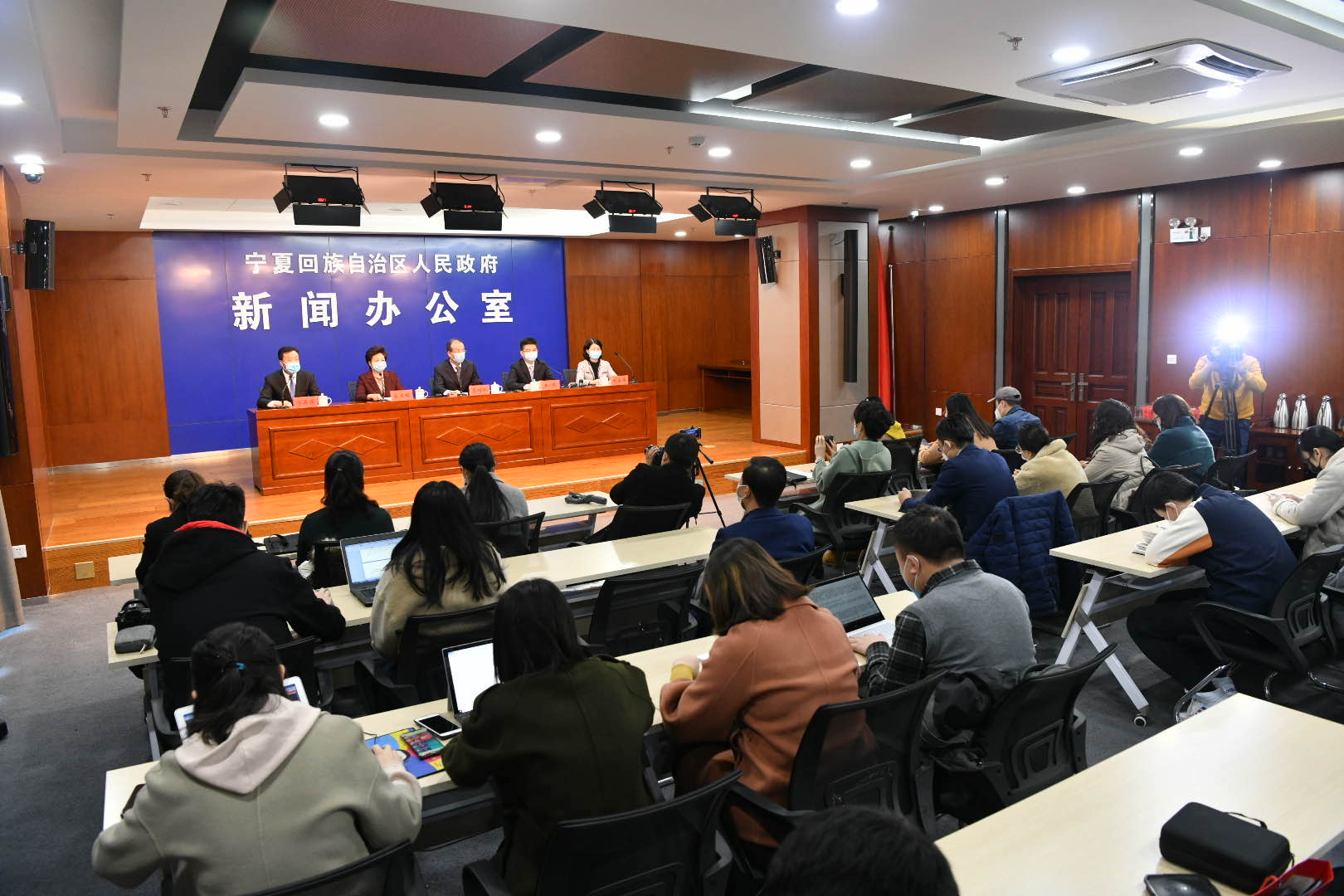 新闻发布会问题及答案，基于何种基础发布产品，新闻发布会详解，产品发布基础与问答汇总