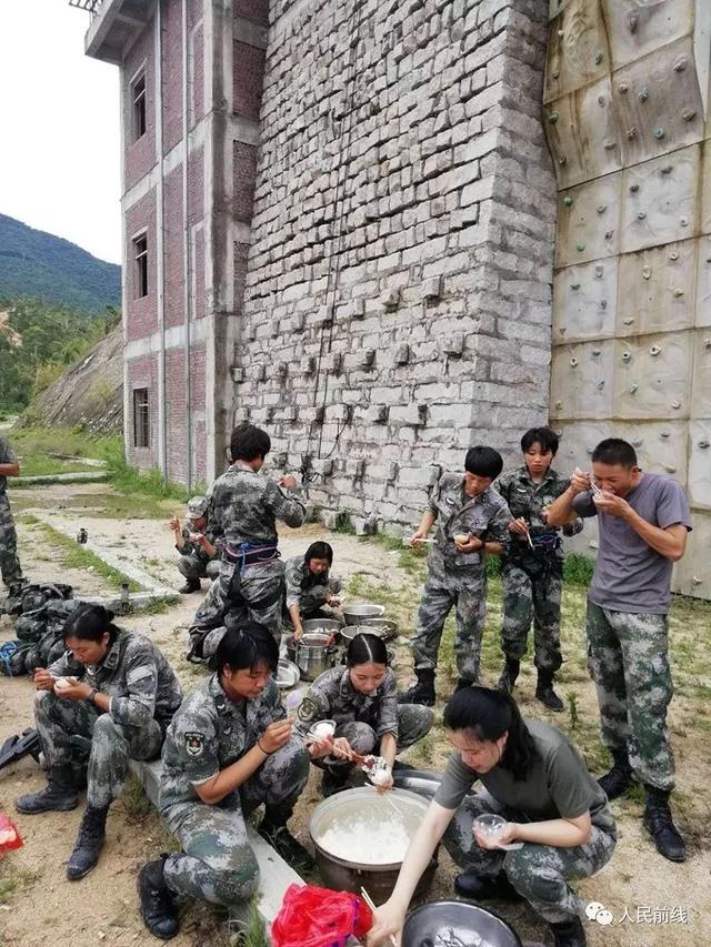 军中玫瑰，14集团军特战女兵的风采，军中玫瑰，特战女兵风采展现于第十四集团军