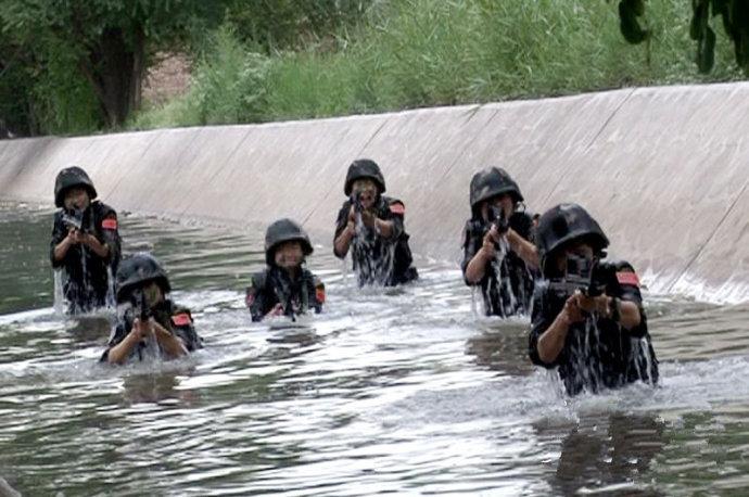 中国女特种兵的训练方式，挑战极限，塑造精英，中国女特种兵，挑战极限，精英塑造之路