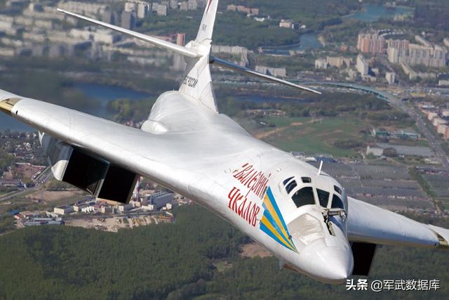 图22M3逆火轰炸机与图-160战略轰炸机，冷战巨擘的对比，冷战巨擘对决，图-22M3逆火轰炸机与图-160战略轰炸机对比