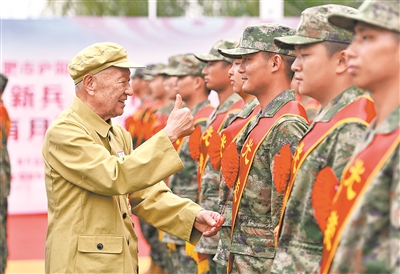 老兵打新兵图片，反思背后的深层含义，老兵打新兵现象背后的深层含义与反思