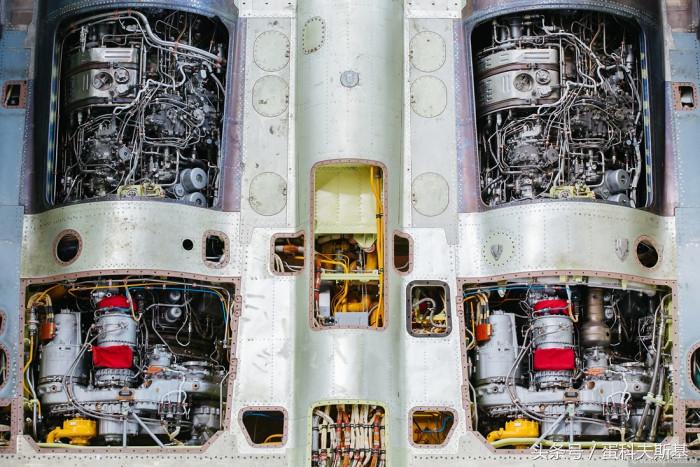 歼-16深夜围台，展现空中力量的威严与守护，歼-16深夜围台，空中力量展现威严守护