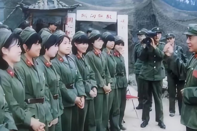 中国女兵照片集体敬礼，坚韧与荣耀的象征，中国女兵集体敬礼照片，坚韧与荣耀的展现