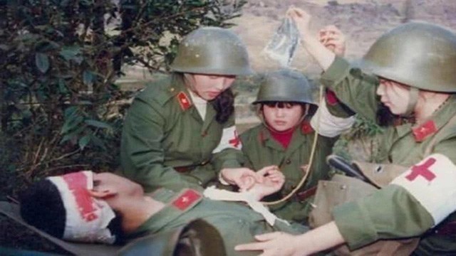 越南兵与中国女兵，跨越国界的友谊与合作，越南兵与中国女兵，跨越国界的友谊协作共筑和平梦