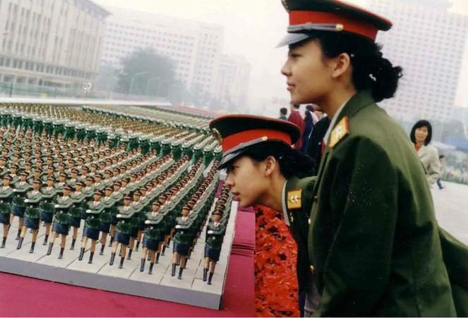 中国女兵方队阅兵仪式，展现新时代巾帼英雄的风采，中国女兵方队阅兵，展现新时代巾帼英雄风采