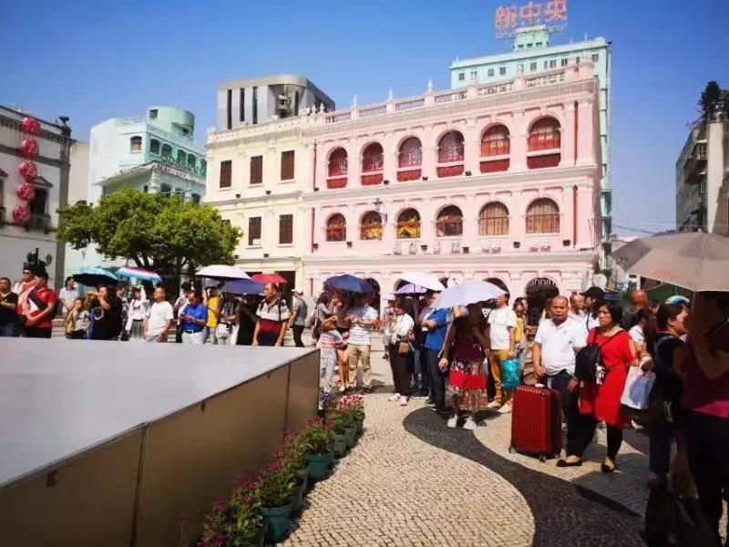 澳门市民观看国庆阅兵，共同感受国家的荣耀与力量，澳门市民共赏国庆阅兵，共感国家荣耀与力量