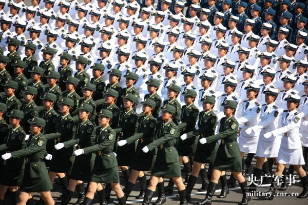 三军女兵方队最霸气，三军女兵方队展现霸气风采
