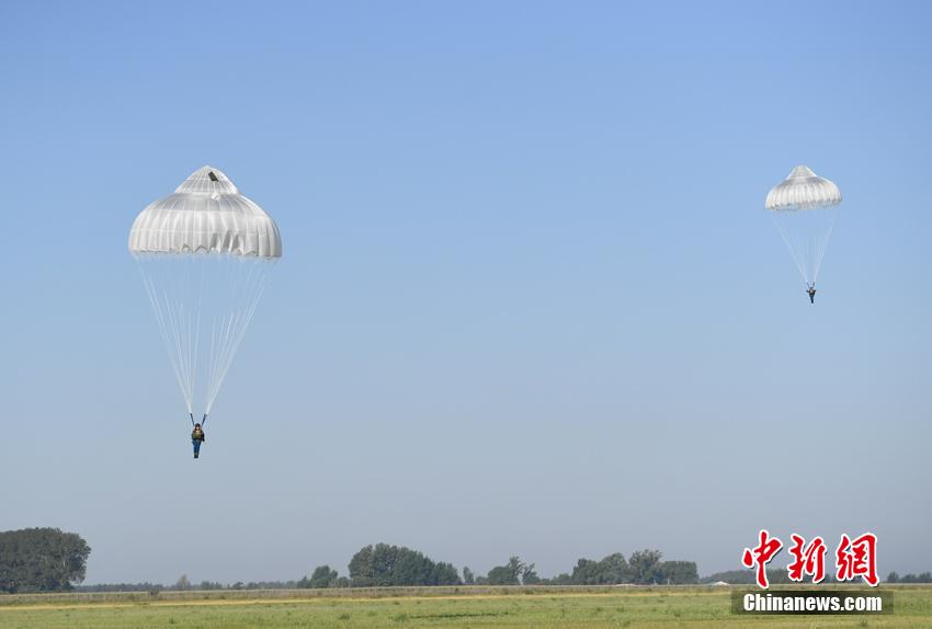 空军第十二批女飞行学员完成首次跳伞，突破天际，展翅翱翔，空军第十二批女飞行学员完成首次跳伞，突破天际，翱翔蓝天之梦