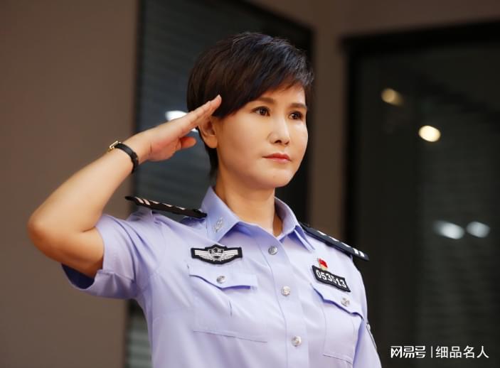 丁志诚与王茜，结婚照片背后的爱情故事，丁志诚与王茜，结婚照片背后的甜蜜爱情故事
