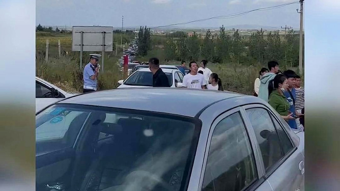 捡包追车百公里送还，诚信与责任的赞歌，捡包追车送还，诚信与责任的赞歌