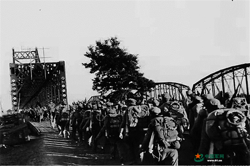 中国人民志愿军跨过鸭绿江奔赴朝鲜战场的时间，英勇启程与伟大意义的解读，中国人民志愿军跨江赴朝，英勇启程与深远意义的解读