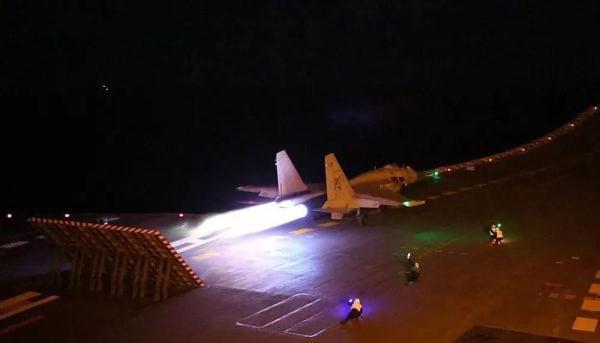 辽宁舰成功起降歼-15，中国海军航空兵力量的里程碑事件，中国海军航空兵力量里程碑事件，辽宁舰成功起降歼-15