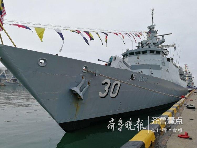 海军节舰艇开放日，坐在军舰上的小男孩的梦想之旅，海军节舰艇开放日，小男孩的军舰梦想之旅