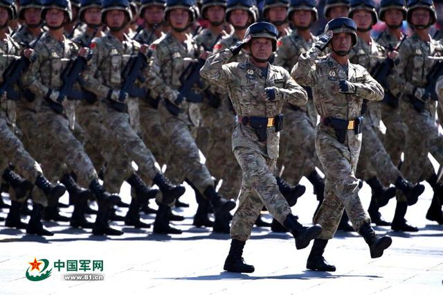 新式迷彩服亮相，引领军事服装革新的潮流，新式迷彩服引领军事服装革新潮流亮相