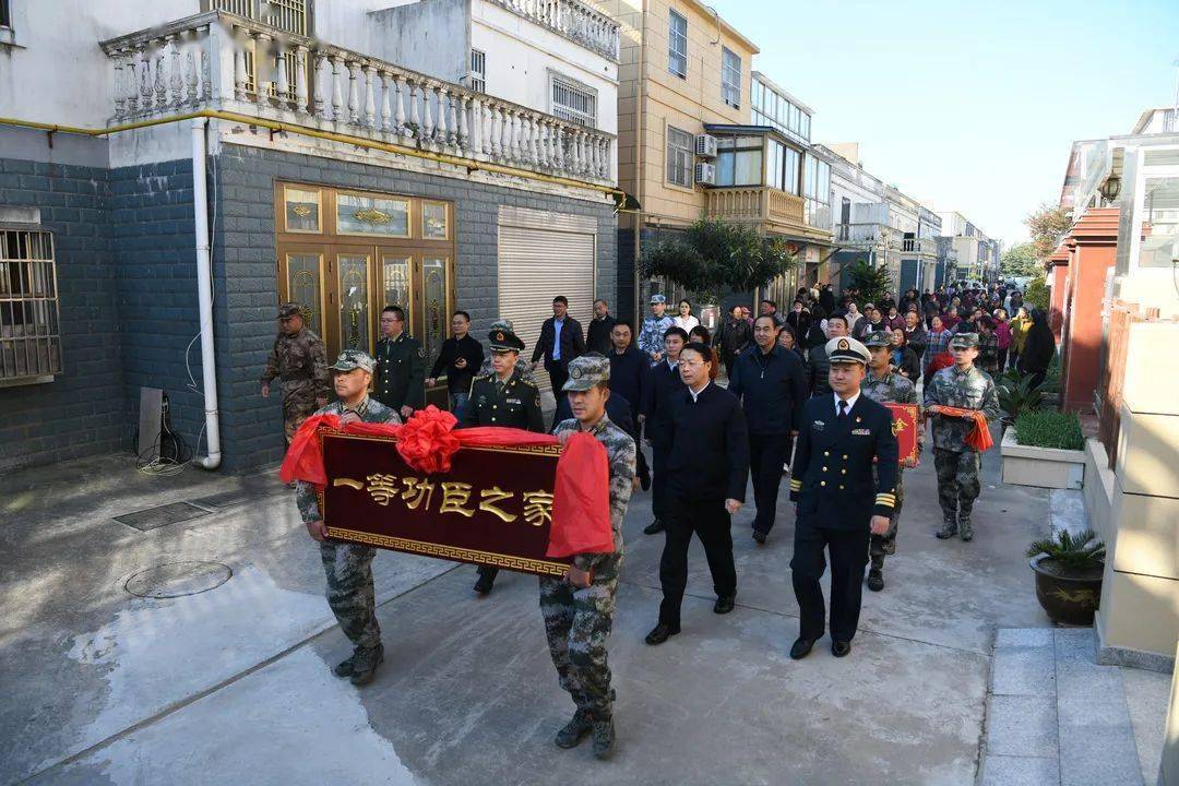 火箭军换发新军服，海军一等功臣病逝，一生奉献令人怀念，火箭军换发新军服之际，海军一等功臣逝世，一生奉献，怀念无尽