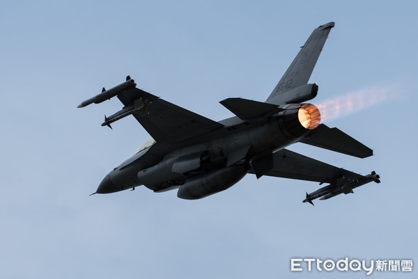 F16V战斗机与歼-10C，空中力量的两大巨头之比较，F16V战斗机与歼-10C，空中力量两大巨头的较量