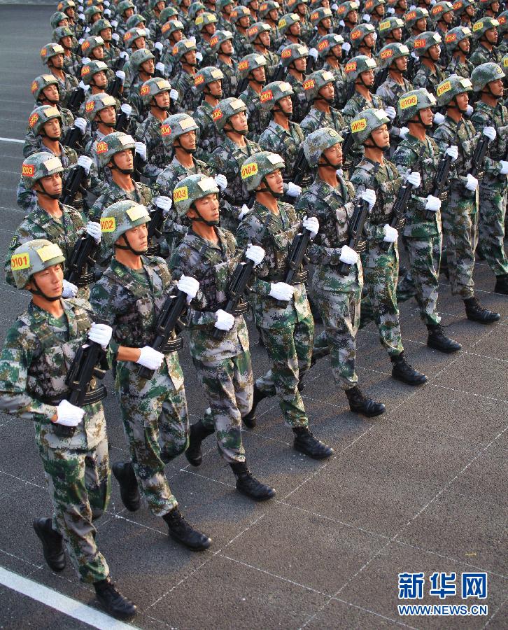 庆祝辉煌历程，阅兵中的方队风采——纪念我国成立七十周年阅兵仪式上的方队展示，我国七十周年阅兵仪式上的方队风采，辉煌历程与荣耀展示