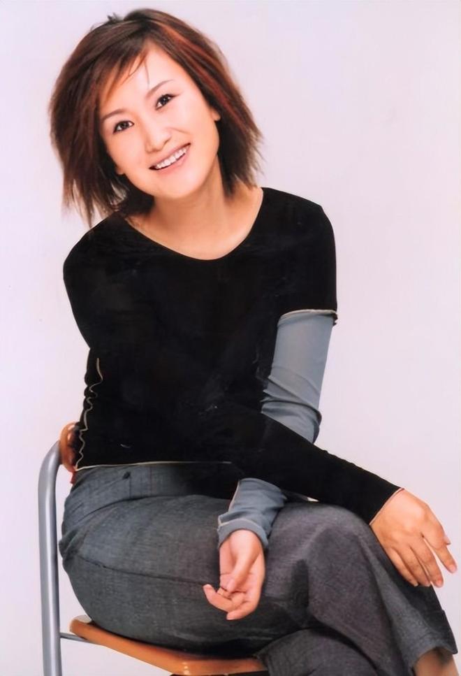 中央军事频道女主持人王茜，闪耀荧屏的军事之花，中央军事频道女主持人王茜，荧屏上的军事之花