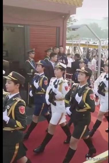 人民解放军仪仗队女兵正面照，荣耀与力量的象征，人民解放军仪仗队女兵，荣耀与力量的正面展现