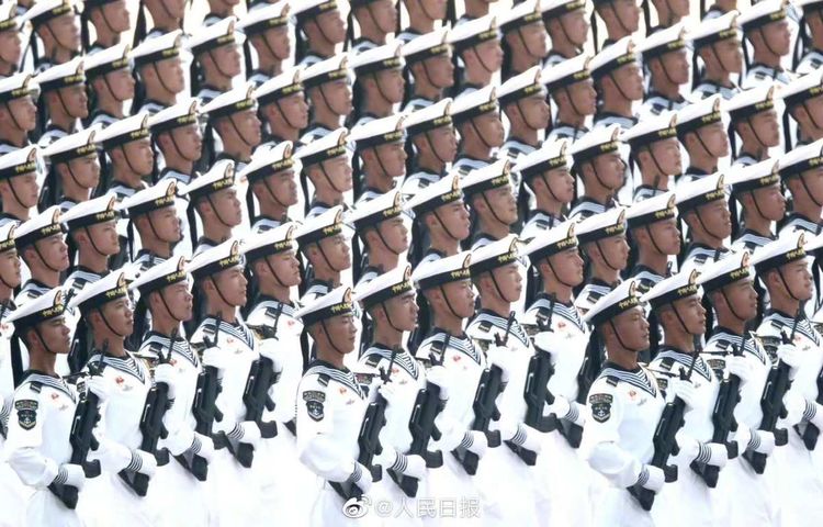 华为荣耀与国庆阅兵方队的共同荣耀——胸口的华为手机，华为荣耀与国庆阅兵方队的共同荣耀——阅兵方队佩戴华为手机亮相国庆盛典