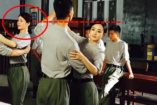 军装背影照片女，荣耀与骄傲的象征，军装背影女，荣耀与骄傲的化身