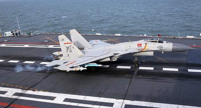 歼-15显威长空，驱离外军战机，捍卫国家领空安全，歼-15显威长空，捍卫领空安全，成功驱离外军战机